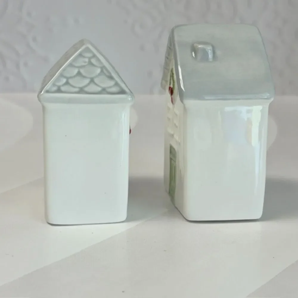 Christmas House Salt Pepper Shakers Ceramic Wreath Red Green Doors Set of 2